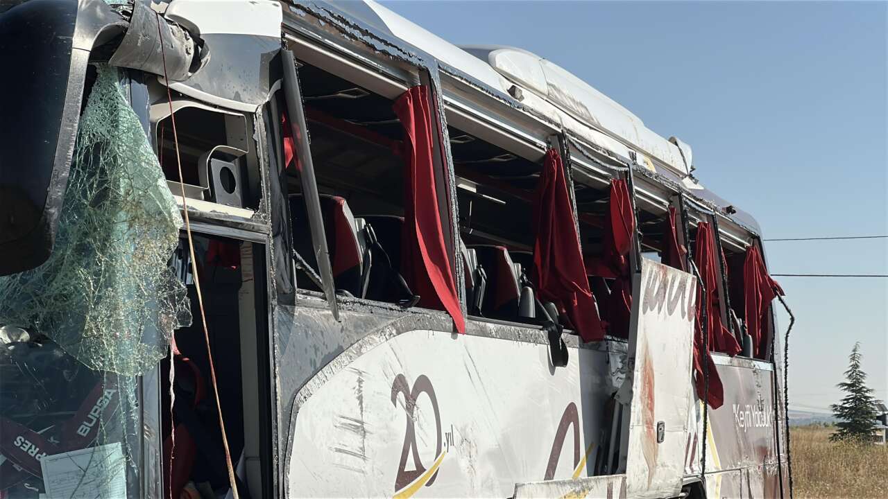 Bariyerlere çarpan yolcu otobüsü devrildi! 31 yaralı var 7